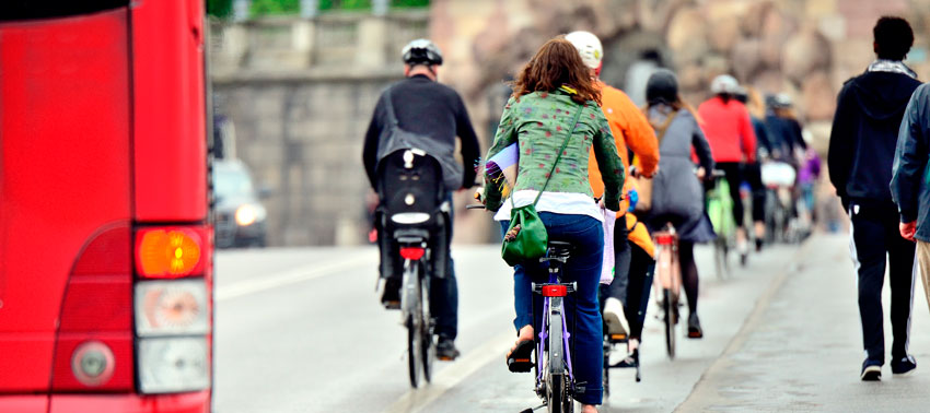 cyklister, fotg&auml;ngare och en r&ouml;d buss
