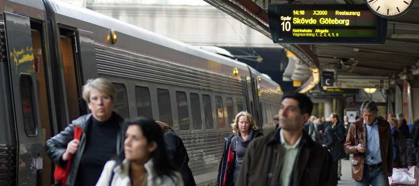 m&aring;nga passagerare p&aring; perrongen