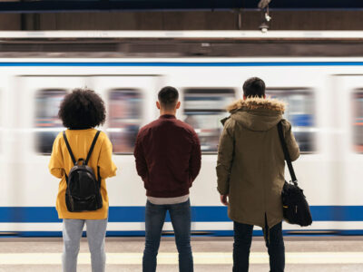 ungdomar p&aring; perrong ser t&aring;g anl&auml;nda