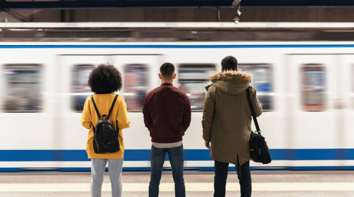 ungdomar p&aring; perrong ser t&aring;g anl&auml;nda