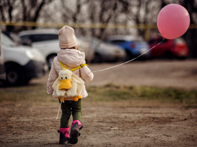 flicka med ballong parkering