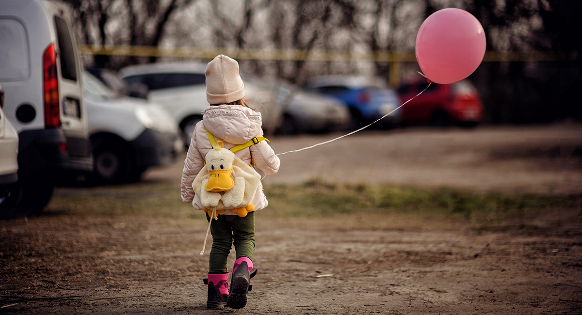 flicka med ballong parkering