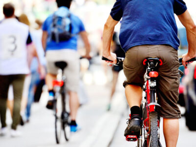 fotg&auml;ngare och cyklister i stan