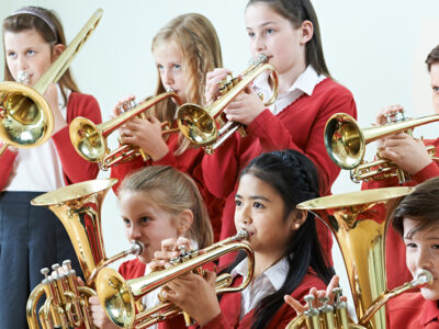 en bl&aring;sorkester barn