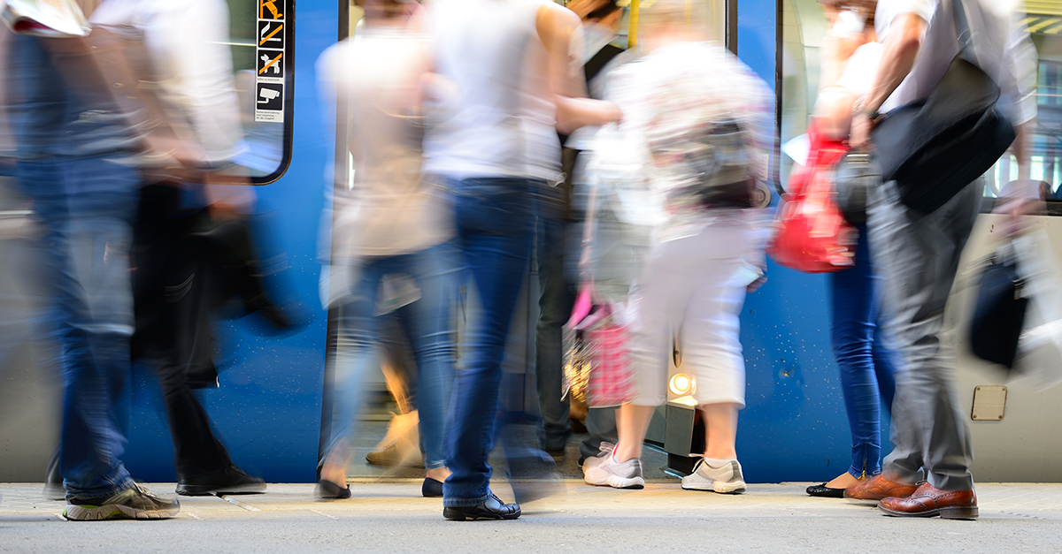 M&aring;nniskor som g&aring; ombord p&aring; t&aring;g. En &aring;tg&auml;rdsvalsstudie unders&ouml;ker tillg&auml;ngligheten med kollektivtrafik i S&ouml;dert&auml;lje.
