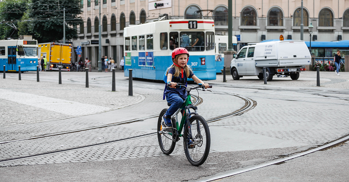 Cyklande flicka i G&ouml;teborg