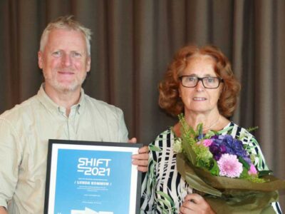 Per Eneroth, gatuchef samt Inga-Kerstin Eriksson, kommunalr&aring;d Lunds kommun tar emot SHIFT-priset 2021