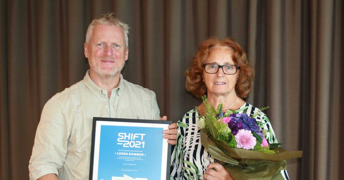 Per Eneroth, gatuchef samt Inga-Kerstin Eriksson, kommunalr&aring;d Lunds kommun tar emot SHIFT-priset 2021