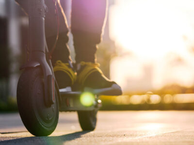 elscooter i trafiken en solig morgon - en del i kluster f&ouml;r mikromobilitet i G&ouml;teborgsregionen