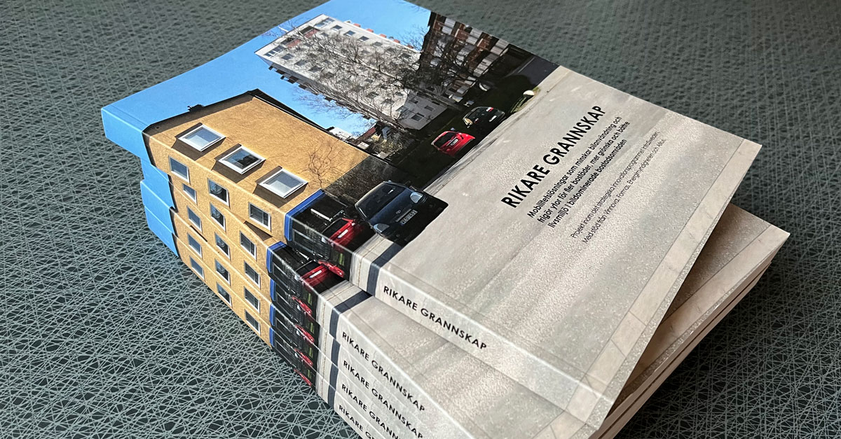 Trave med b&ouml;cker, titeln &auml;r Rikare grannskap