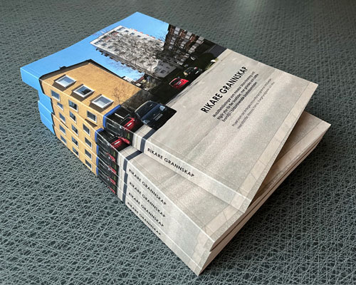 Trave med b&ouml;cker, titeln &auml;r Rikare grannskap