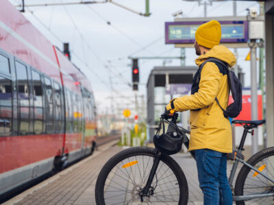 Man med cykel st&aring;r p&aring; perrong och v&auml;ntar p&aring; att t&aring;gens d&ouml;rrar ska &ouml;ppnas och han kan g&aring; p&aring;.