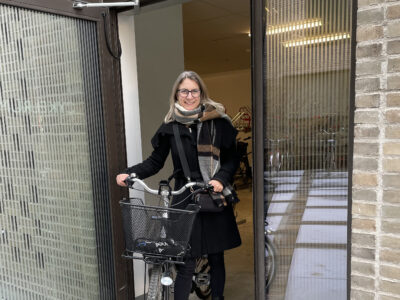 medarbetare p&aring; v&auml;g ut fr&aring;n cykelgaranget p&aring; Trivectors kontor