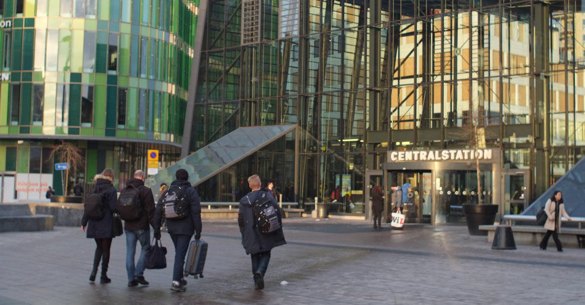 Resenärer går in på Malmö C - ett exempel på ett transporteffektivt samhälle