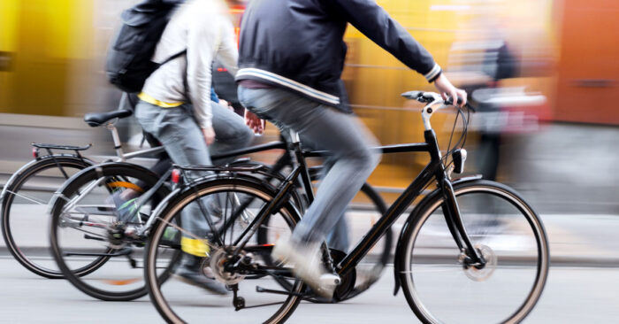 tre m&auml;n cyklar genom staden - ett exempel p&aring; aktiv mobilitet