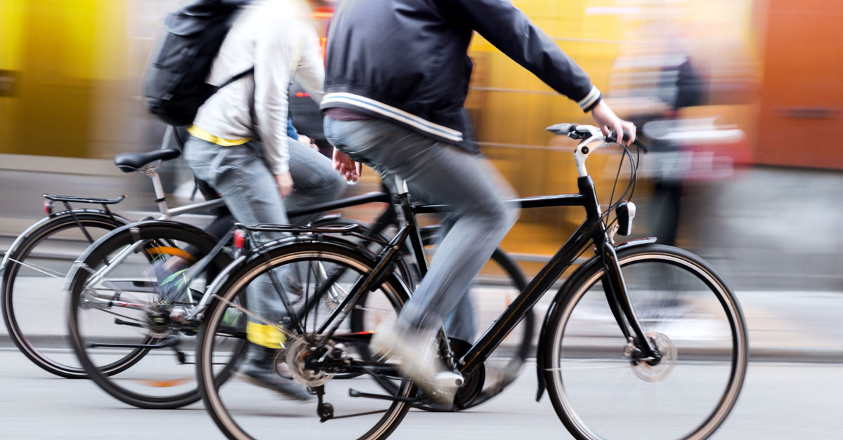 tre m&auml;n cyklar genom staden - ett exempel p&aring; aktiv mobilitet