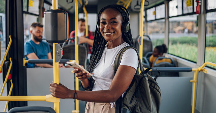 tjej som &aring;ker buss
