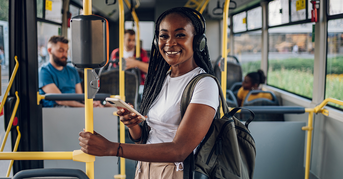 tjej som &aring;ker buss