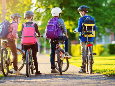 barn med ryggs&auml;ck som cyklar till skolan