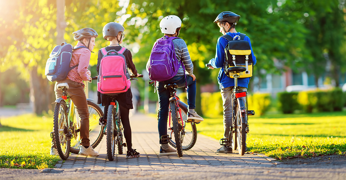 barn med ryggs&auml;ck som cyklar till skolan
