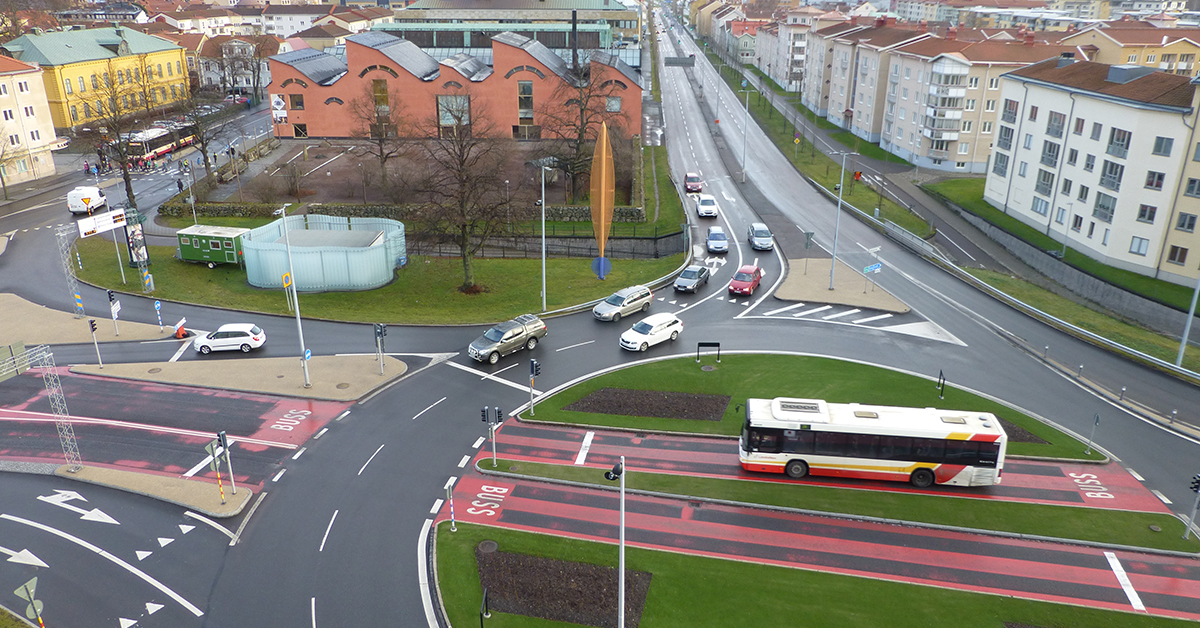 Prioriterad busstrafik i Museirondellen i J&ouml;nk&ouml;ping. Foto: PG Andersson