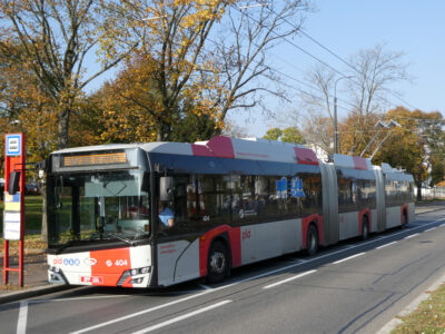 Prag batteritr&aring;dbuss laddar under tr&aring;d