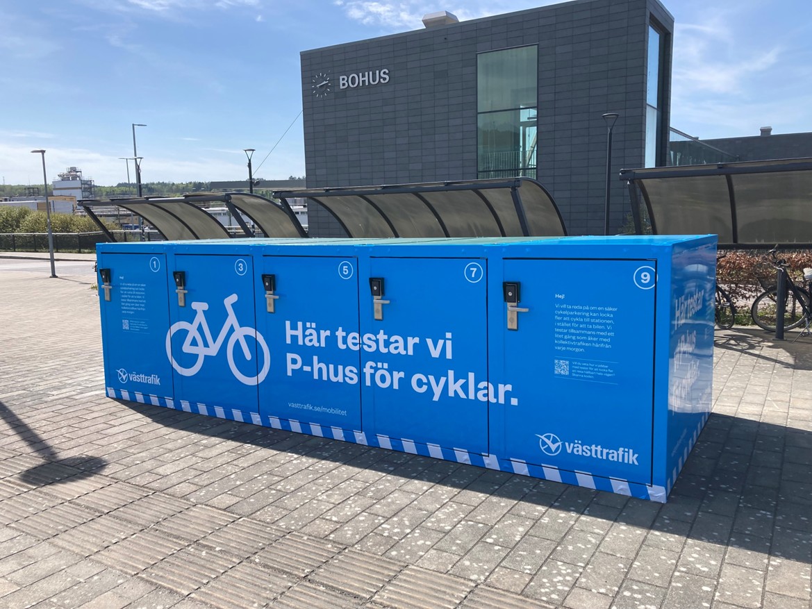 container med cykelparkering och texten här testar vi P-hus för cyklar
