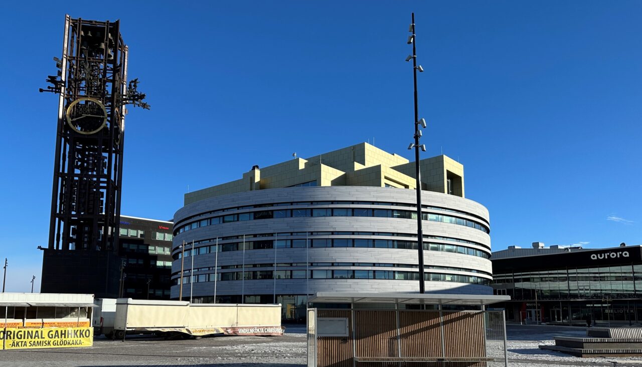 Stadshustorget i nya Kiruna centrum med det nya stadshuset Kristallen. Klocktornet till v&auml;ster i bild satt tidigare p&aring; det gamla stadshuset och flyttades till nya centrum.